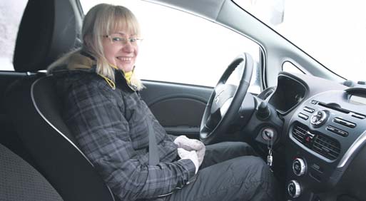 Haanja valla sotsiaaltöötaja Marve Kõiv vallamaja juures elektriauto roolis tänavuse aasta jaanuari lõpus, mõned nädalad enne töölt lahkumist. Foto: INNO TÄHISMAA